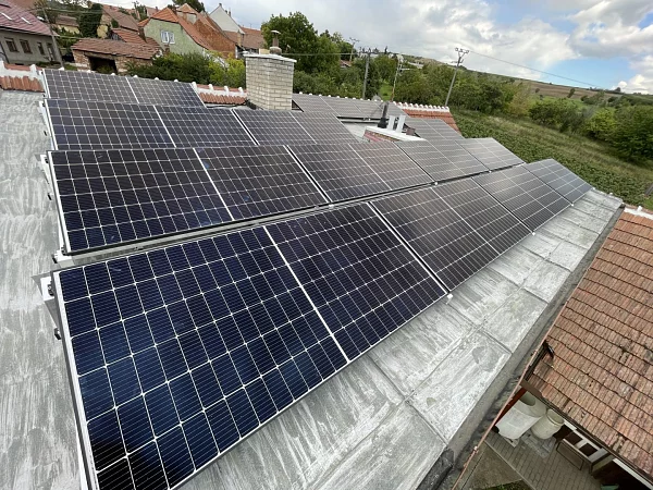 Fotovoltaické panely na ploché střeše od Acetex