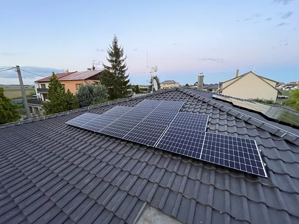 Fotovoltaická elektrárna Acetex na černé střeše