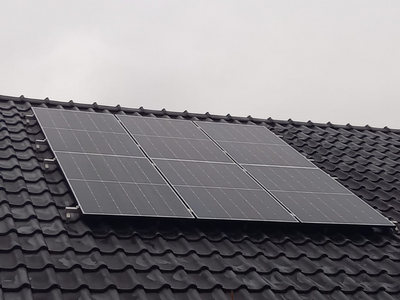 12 fotovoltaických panelů na černé střeše